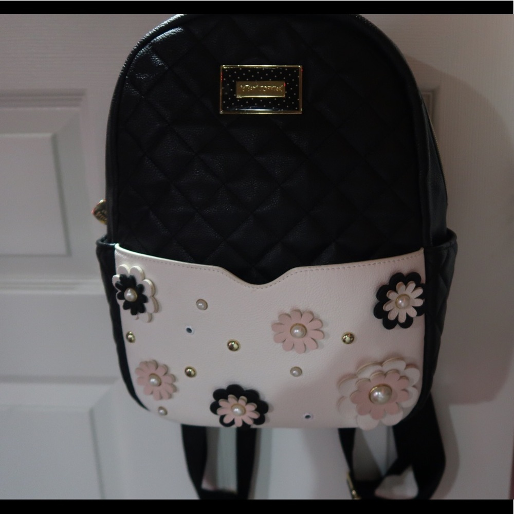 medium sized back pack